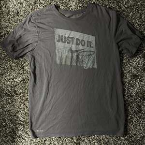 Nike Dri-FIT Just Do It Basketball Graphic T-Shirt Gray Men's Size Large